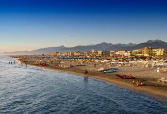A Due Passi Dal Mare has Balcony rooms