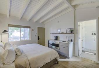 South Lake Chalet Boutique Suites - walk to Heavenly & Lake Tahoe allows 18 year olds to book a room