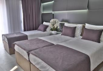 SAAT KULA luxury rooms has Balcony rooms