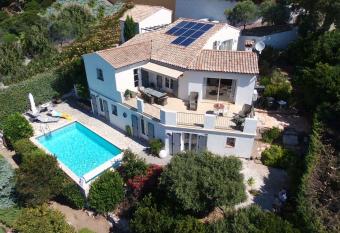 Corniche du Paradis allows 18 year olds to book a room