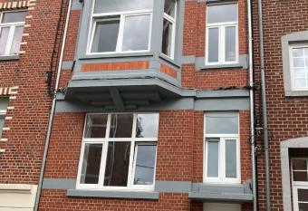 Les Duplex de la Place des Ecoles has Balcony rooms