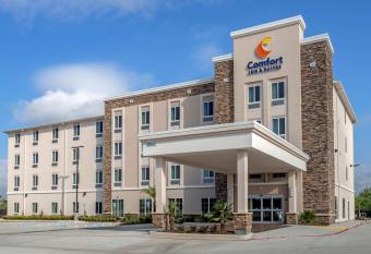 Comfort Inn and Suites Waller allows 18 year olds to book a room