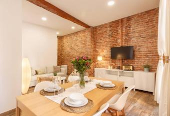 Casco Viejo junto a la Plaza Nueva y Unamuno allows 18 year olds to book a room