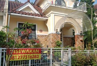 Villa kota bunga cipanas 3 kamar baru renovasi full wifi has Balcony rooms