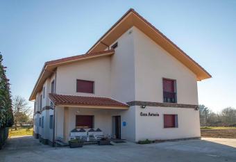 PENSI  N CASA ANTONIO allows 18 year olds to book a room