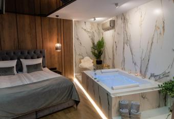 Jacuzzi Apartment Main Square has rooms with a private hot tub