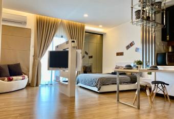 De Leasure Homestay#Wifi#Netflix#Free Parking allows 18 year olds to book a room