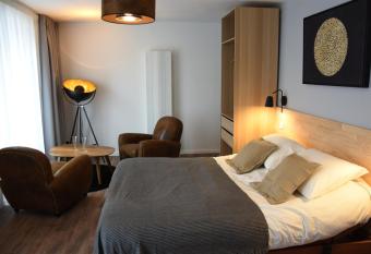 nuit sur le pont 3 allows 18 year olds to book a room