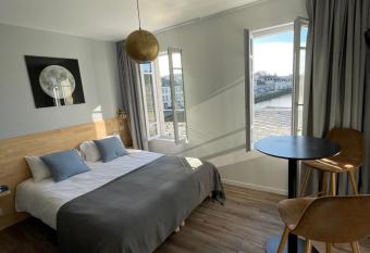nuit sur le pont 4 allows 18 year olds to book a room