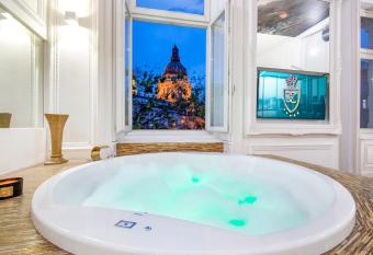 ENZO CAPO VIP suite has rooms with a private hot tub