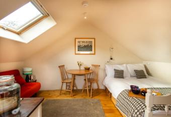 Snowdonia Hideaway has Balcony rooms