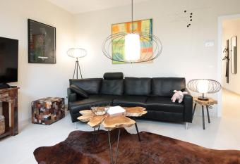 Louise     chic, charmant, cosmopolitisch allows 18 year olds to book a room