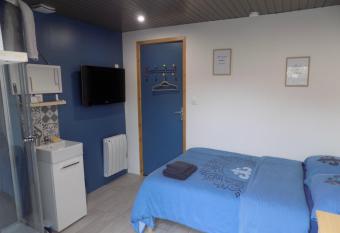 Petite chambre tout confort acc  s ind  pendant allows 18 year olds to book a room