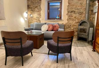 Eifelstein, Apartment mit Whirlpool und Ofen has rooms with a private hot tub