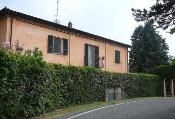 Charming 1-Bed Apartment in Castell Arquato has Balcony rooms