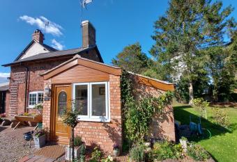 Saughall Mill Farm Cottage allows 18 year olds to book a room