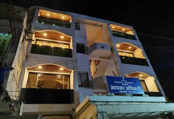 Hotel Always Welcome has Smoking/Balcony rooms