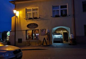 Ubytov  n   u Alfonse Muchy allows 18 year olds to book a room