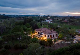 Relais Villa Margherita has rooms with a private hot tub