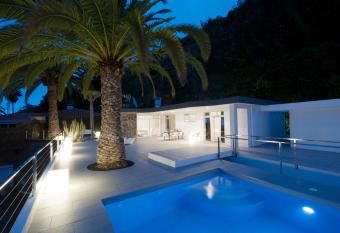 Casa pequena allows 18 year olds to book a room