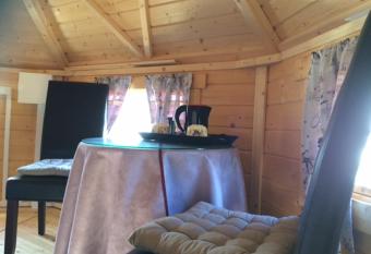 LES RELAIS D ISIRA has rooms with a private hot tub