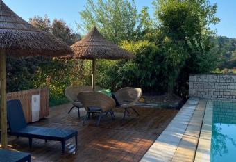 Bastide Aixoise has rooms with a private hot tub