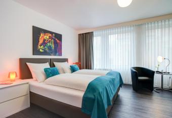 Hotel Atlanta allows 18 year olds to book a room