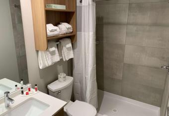 Microtel Inn & Suites by Wyndham Georgetown Lake has rooms with a private hot tub