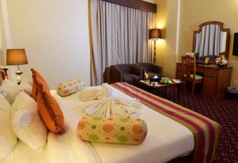 La Rosa Hotel, Juffair has rooms with a private hot tub