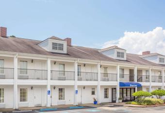 Days Inn by Wyndham Americus has Smoking rooms