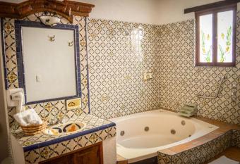 Hotel Antiguo Vapor Categoria Especial has rooms with a private hot tub