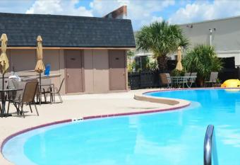 Liberty Garden Inn by OYO Kissimmee near Disney World allows 18 year olds to book a room