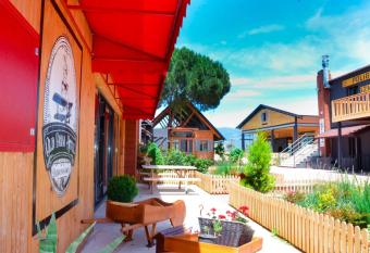 Old Farm Hotel has Balcony rooms