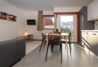 Le Fort Rouge, centre ville, quartier historique allows 18 year olds to book a room