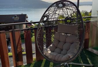 La lumi  re du lac has Balcony rooms