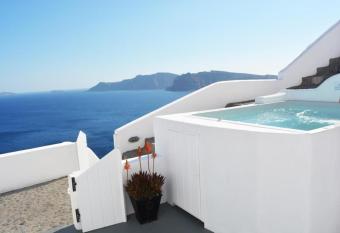 Luxury Santorini Villa Outdoor Plunge Pool Sea Caldera View 1BDR Oia allows 18 year olds to book a room