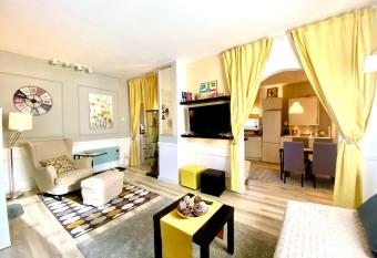 Avala Sunset Apartments has rooms with a private hot tub