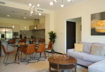 Modern apartment in levent in front of eagle beach has rooms with a private hot tub