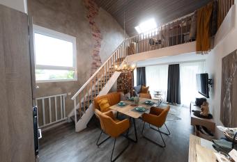 VIP Deluxe 107qm auf zwei Etagen 1 Dopplezimmer EG 1 Doppelzimmer auf der Galerie sowie 2 Badezimmer und komplette K  che mit Mikrowelle und Backofen Ideal f  r 1 bis 6 G  ste Direkter Blick auf Garten und Bergblick Alles nur nicht 0815 has Balcony rooms