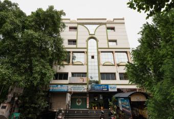 SPOT ON Hotel Manikanta Residency allows 18 year olds to book a room