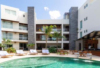 Fabulous & Exclusive Apartments With Sea View Pool BBQ Garden has rooms with a private hot tub