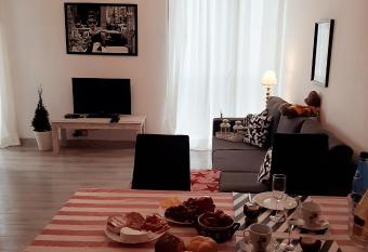 Hollywood Apartament Kosciuszki allows 18 year olds to book a room