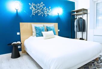 Ch  teau du Rollin Orl  ans Ouest- La Chapelle St Mesmin allows 18 year olds to book a room