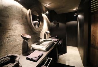 duRuby - Chambre de Luxe & Suite allows 18 year olds to book a room