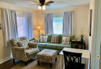 The Flats on Florida St - Super Comfy 2-Bedroom Apartments allows 18 year olds to book a room