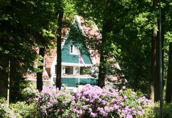 Hotel De Barones allows 18 year olds to book a room