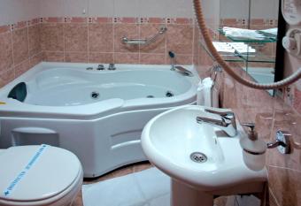 Hotel Garden has rooms with a private hot tub