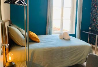 Luxueux Studio Rue Bannier Neuf allows 18 year olds to book a room