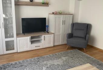 Moderne, gem  tliche Ferienwohnung Mainz Oberstadt mit WLAN und Parkplatz for Business and Family allows 18 year olds to book a room