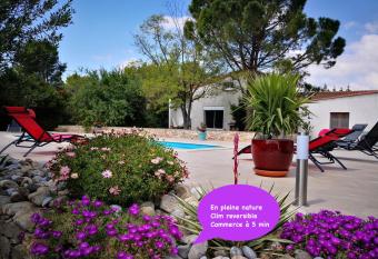 Mas des Tournevents has Balcony rooms